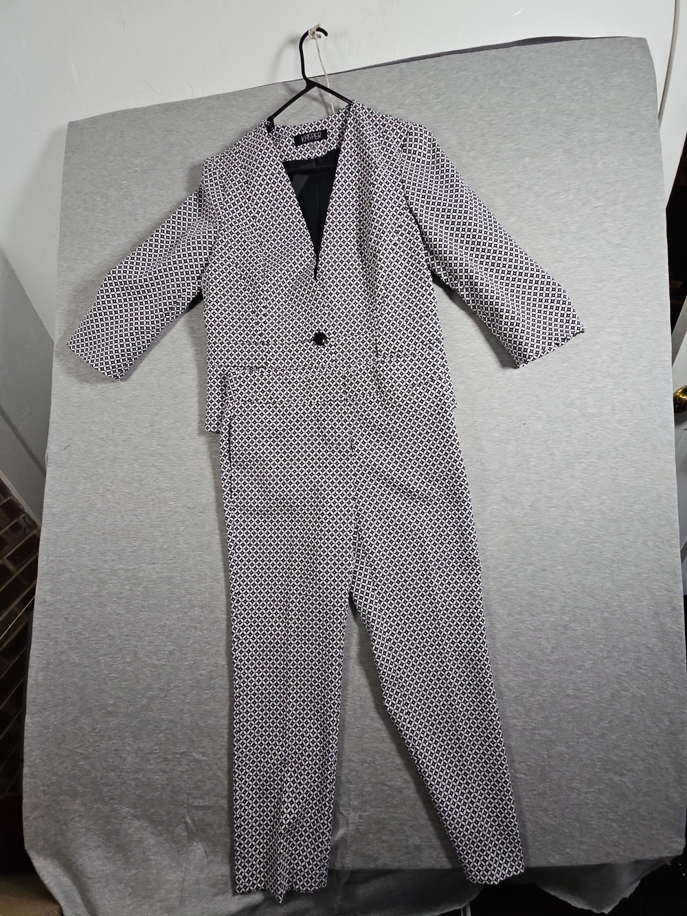 Kasper Black & White Geometric Pantsuit Blazer Size 10 Pants Size 6